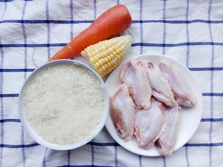电饭锅+鸡中翅焖饭,准备好食材:胡萝卜，玉米，大米，鸡中翅