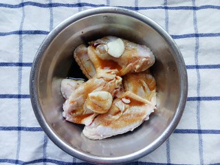 电饭锅+鸡中翅焖饭,鸡中翅先放入两粒蒜头，两勺盐和两勺酱油