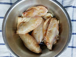 电饭锅+鸡中翅焖饭,放入蒜头盐和酱油后搅拌腌制一会