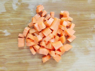 电饭锅+鸡中翅焖饭,煮饭的时候把胡萝卜去皮切粒