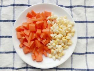 电饭锅+鸡中翅焖饭,玉米也掰粒后和切好的胡萝卜装盘子