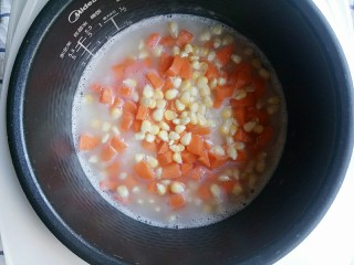电饭锅+鸡中翅焖饭,米饭煮饭冒泡的时候放入胡萝卜和玉米，平敷好