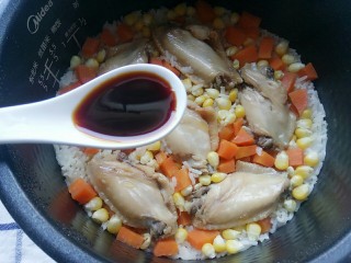 电饭锅+鸡中翅焖饭,煮好后加入一勺酱油