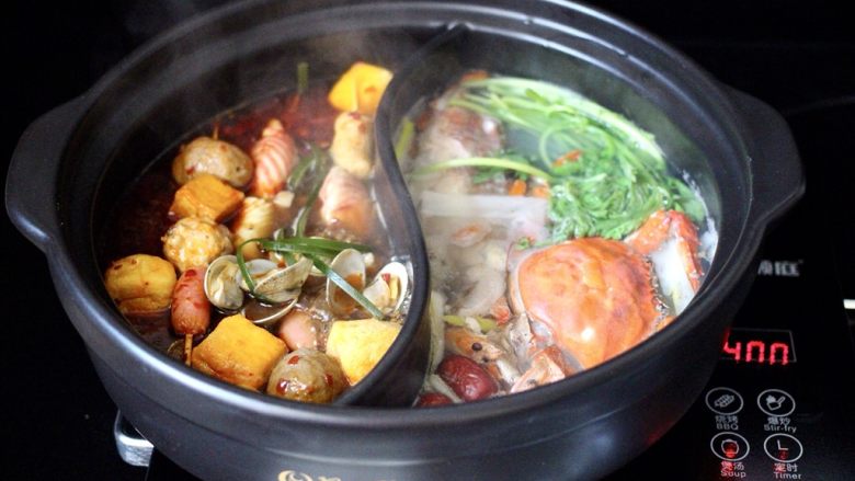 海鲜麻辣鸳鸯火锅,煮沸后再加入蔬菜煮沸就可以食用了