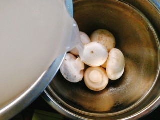 电饭煲+排骨土豆焖饭,用淘米水浸泡口水菇并清洗干净