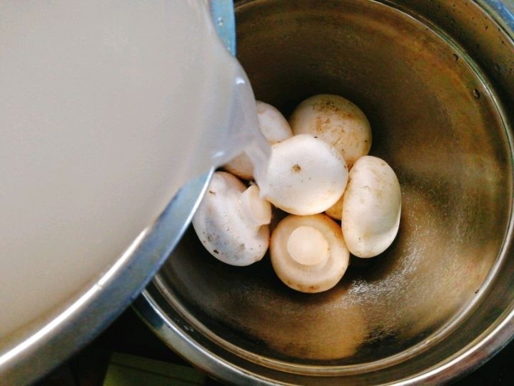电饭煲+排骨土豆焖饭,用淘米水浸泡口水菇并清洗干净