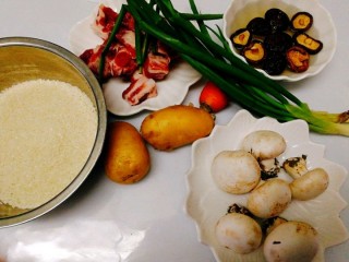 电饭煲+排骨土豆焖饭,准备好以上食材 ，先将干香菇泡发