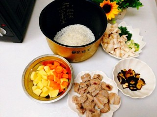 电饭煲+排骨土豆焖饭,排骨焯水，胡萝卜，土豆切小块，口水菇，葱，香菇切小备用