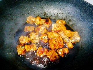 电饭煲+排骨土豆焖饭,陆续加入冰糖，蚝油，生抽 ，小火煮开其之上色及入味
