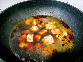 电饭煲+排骨土豆焖饭,加入适量清水并煮开