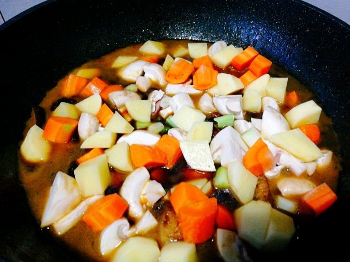 电饭煲+排骨土豆焖饭,加入配料，翻拌均匀