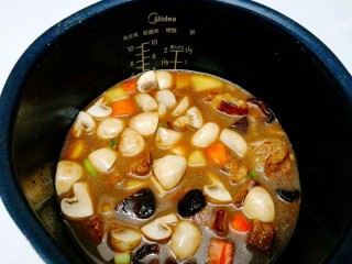 电饭煲+排骨土豆焖饭,将食材连汤水放入大米，拌匀，水量基本和平时煮饭一样