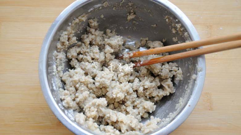 老字号甜咸味椒盐油酥金丝饼,对准花椒粉浇下去，目的就是为了激发出花椒的椒香味道，倒上油之后用筷子迅速搅拌。放盐调匀。