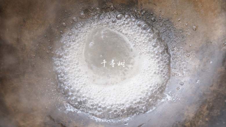 老字号甜咸味椒盐油酥金丝饼,糖浆所需材料放入锅内煮开即可。