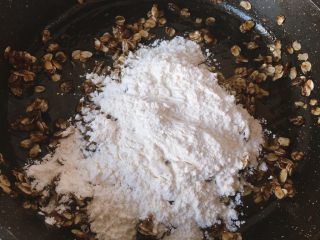 红糖麦片饼干,加入低筋面粉和泡打粉