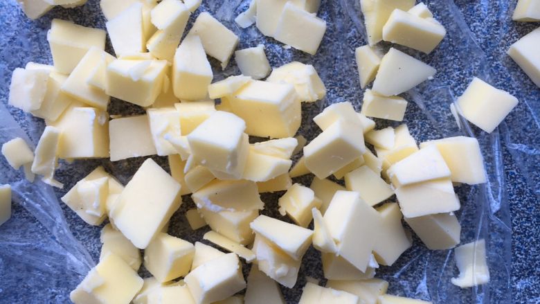 蛋黄牛奶辫子面包,揉成面团后加入软化的黄油继续揉面