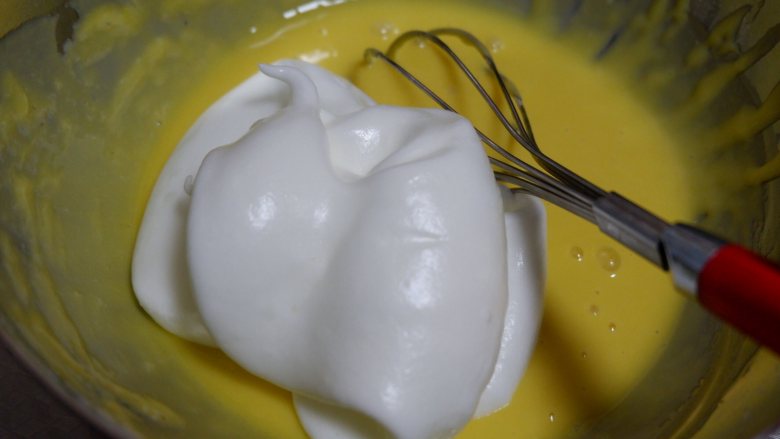 水晶芋泥蛋糕卷,取三分之一蛋白加入蛋黄糊中，画J或者Z搅拌均匀均匀