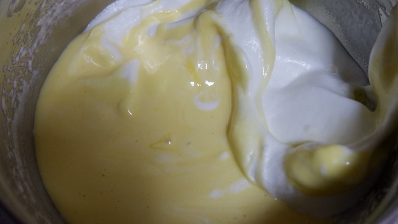 水晶芋泥蛋糕卷,将混合好的蛋白倒回剩余的蛋黄糊中