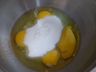抹茶海绵纸杯蛋糕（适合裱花的蛋糕）,将砂糖一次性加入到蛋液中