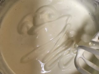 抹茶海绵纸杯蛋糕（适合裱花的蛋糕）,一直打发到，拎起打蛋器低落的液体有纹路，不会轻易消失就可以了