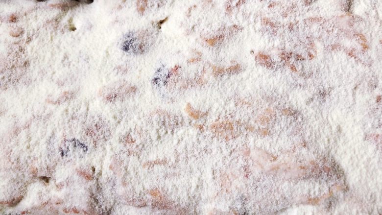 网红雪花酥,放入烤盘内，用手，或者借助擀面杖，把表面压平整。越方正，越平整，切出来的成品越好看。
速度越快越好，凉了就凝固
最后趁着有余温，筛一层奶粉。