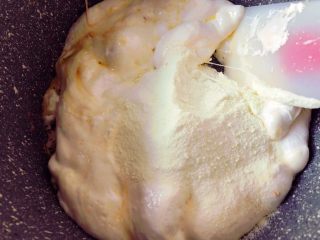 网红雪花酥,倒入奶粉，搅拌均匀。