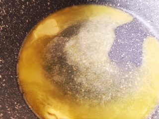 网红雪花酥,黄油放进不粘锅，小火化开。
一定要用不粘锅操作。