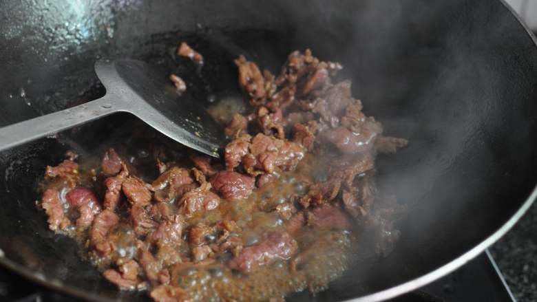 咖喱牛肉,加热后将牛肉片倒进去，炒至变色
