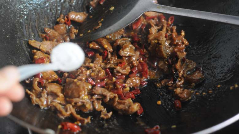 咖喱牛肉,加入盐，翻炒均匀即可出锅