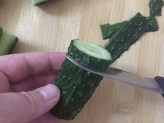 节节高升（零基础快手菜）,从一端处用刀切到黄瓜的三分之一处，千万不要切断