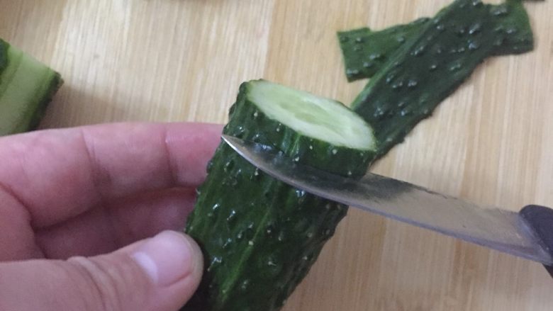 节节高升（零基础快手菜）,从一端处用刀切到黄瓜的三分之一处，千万不要切断
