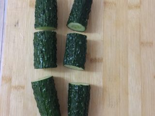节节高升（零基础快手菜）,去头去尾，切成三段，如果你的盘子够长，也可以在加一根黄瓜，每根竹子多加一节