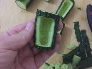 节节高升（零基础快手菜）,削掉之后，用小刀把黄瓜抠成镂空，不要抠透了