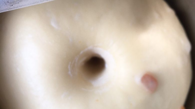 蛋黄牛奶辫子面包,在面团顶部戳个洞，洞口不回缩不塌陷即可