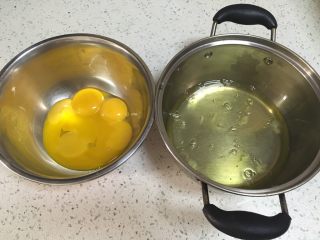可可戚风蛋糕,蛋清蛋黄分离，容器要求必须无油无水，容器不干净会直接导致蛋清打发失败。