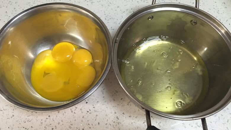 可可戚风蛋糕,蛋清蛋黄分离，容器要求必须无油无水，容器不干净会直接导致蛋清打发失败。