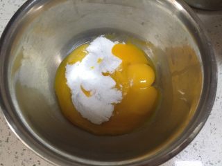 可可戚风蛋糕,蛋黄加入20G糖粉，打蛋器用1档搅拌均匀。