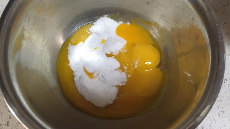 可可戚风蛋糕,蛋黄加入20G糖粉，打蛋器用1档搅拌均匀。