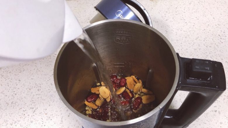 红枣红豆豆浆,然后把浸泡的豆子倒入豆浆机里，倒入红枣，倒入过滤的清水，直到水到水位线之间。