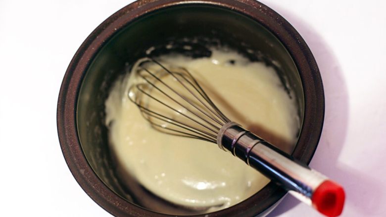 豆浆木糖醇蛋糕卷,用后蛋法，先加入低粉搅至无颗粒状态。