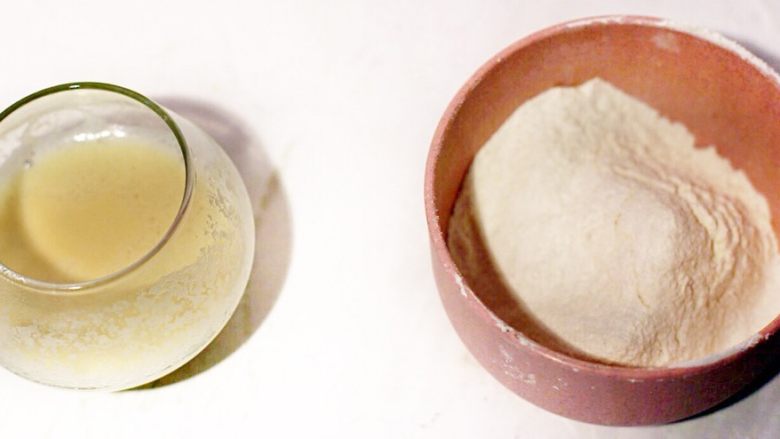 豆浆木糖醇蛋糕卷,称量50克豆浆放凉备用，将50克低粉过筛备用。