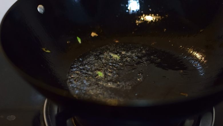 时蔬爆腰花,锅擦干，再倒入2汤匙油。