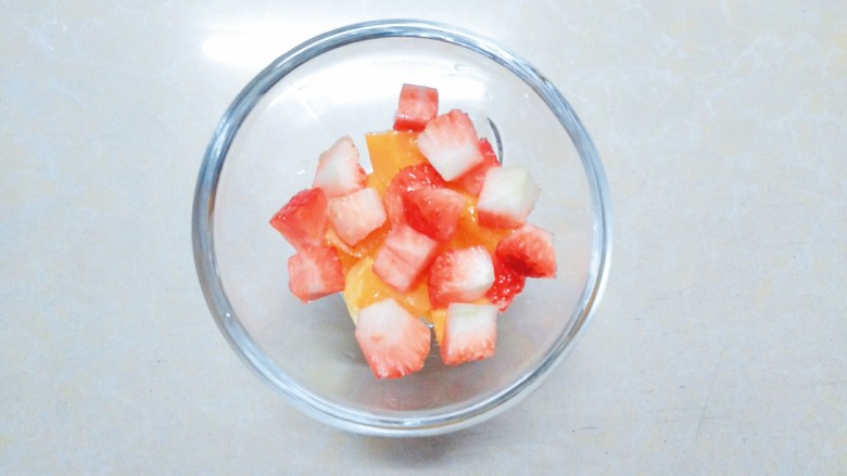 香橙芒果草莓牛奶西米露,在玻璃碗里放入之前切好的水果颗粒！