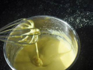 压力锅蛋糕,拌成均匀细腻的蛋黄面糊