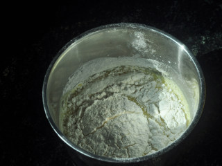 压力锅蛋糕,筛入低筋面粉