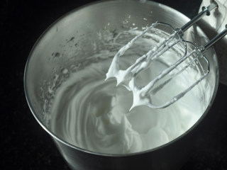 压力锅蛋糕,打发至干性发泡，如图提起打蛋器呈直角儿