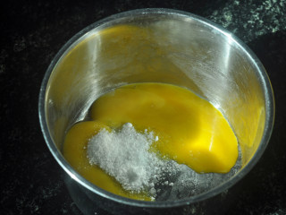 压力锅蛋糕,蛋黄分离出来，装蛋白滴盆子必须无油无水的，大家都知道的，蛋黄加入10g糖搅拌至白糖融化
