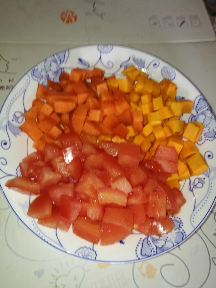 菜谱《三丁龍利鱼》创建于(15/1~2018),西红柿、胡萝卜、南瓜洗净，均切成丁，备用。
