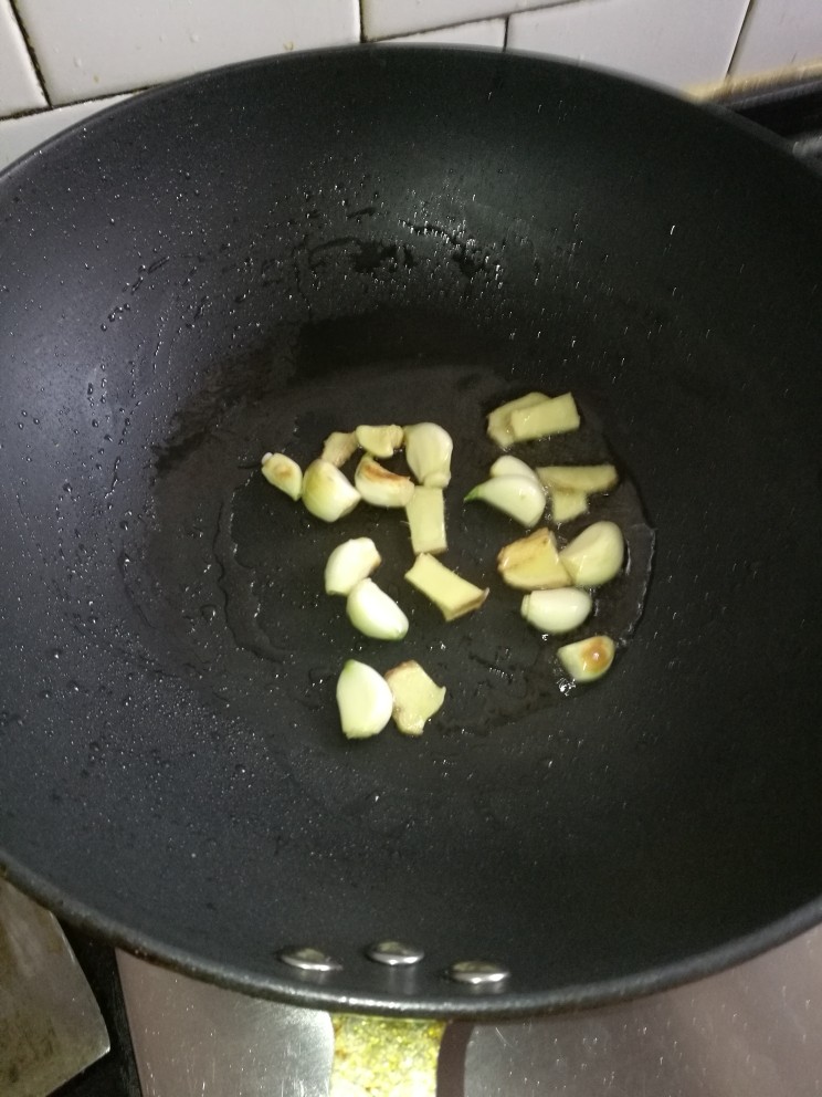 菜谱《三丁龍利鱼》创建于(15/1~2018),起锅注油，煸炒蒜、姜，出香气。