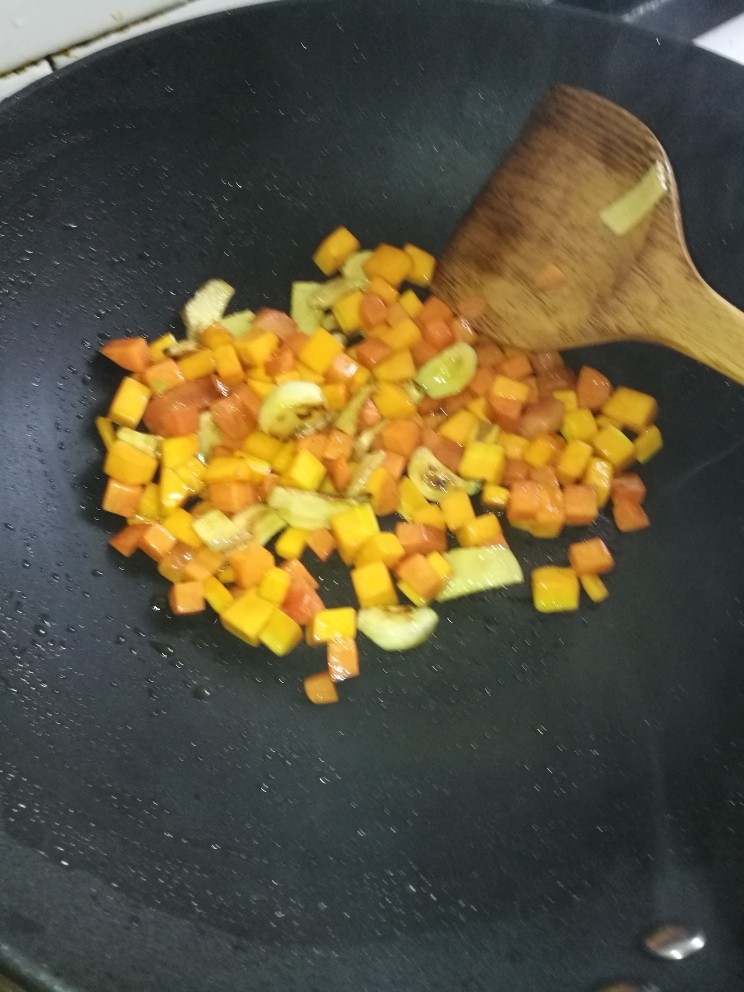 菜谱《三丁龍利鱼》创建于(15/1~2018),放入胡萝卜丁和南瓜丁，继续煸炒。